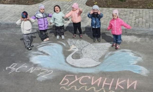 Дети группы &quot;Бусинки&quot; приняли участие в увлекательном арт-баттле «Рисуем мелом на асфальте Пушкинских героев».